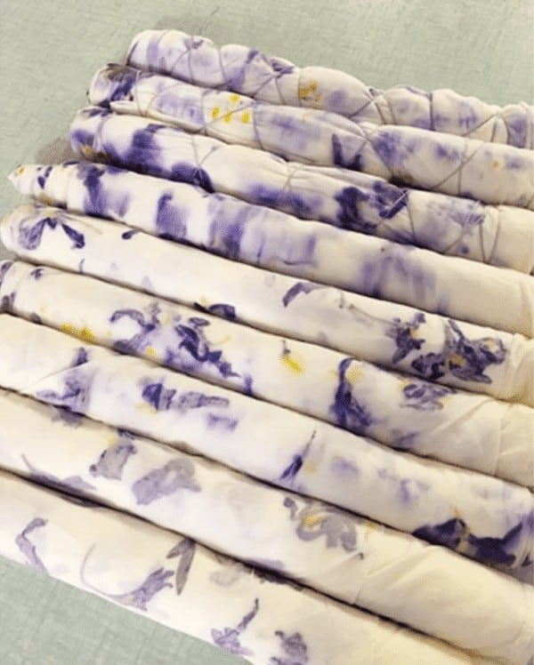 Teinture des foulards en soie avec les fleurs de safran
